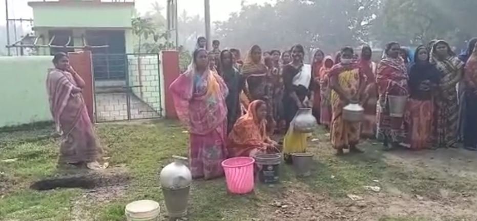 ପମ୍ପ ହାଉସରେ ତାଲା ପକାଇଲେ ମହିଳା