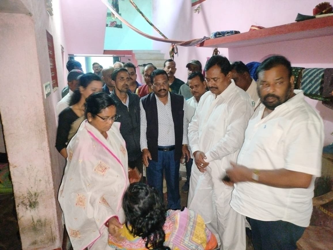 Angul News: ହାତୀ ଆକ୍ରମଣରେ ଚାରି ମୃତକଙ୍କ ପରିବାରକୁ ଭେଟିଲେ ପ୍ରଦେଶ କଂଗ୍ରେସ କମିଟିର ସଭାପତି ଶରତ ପଟ୍ଟନାୟକ