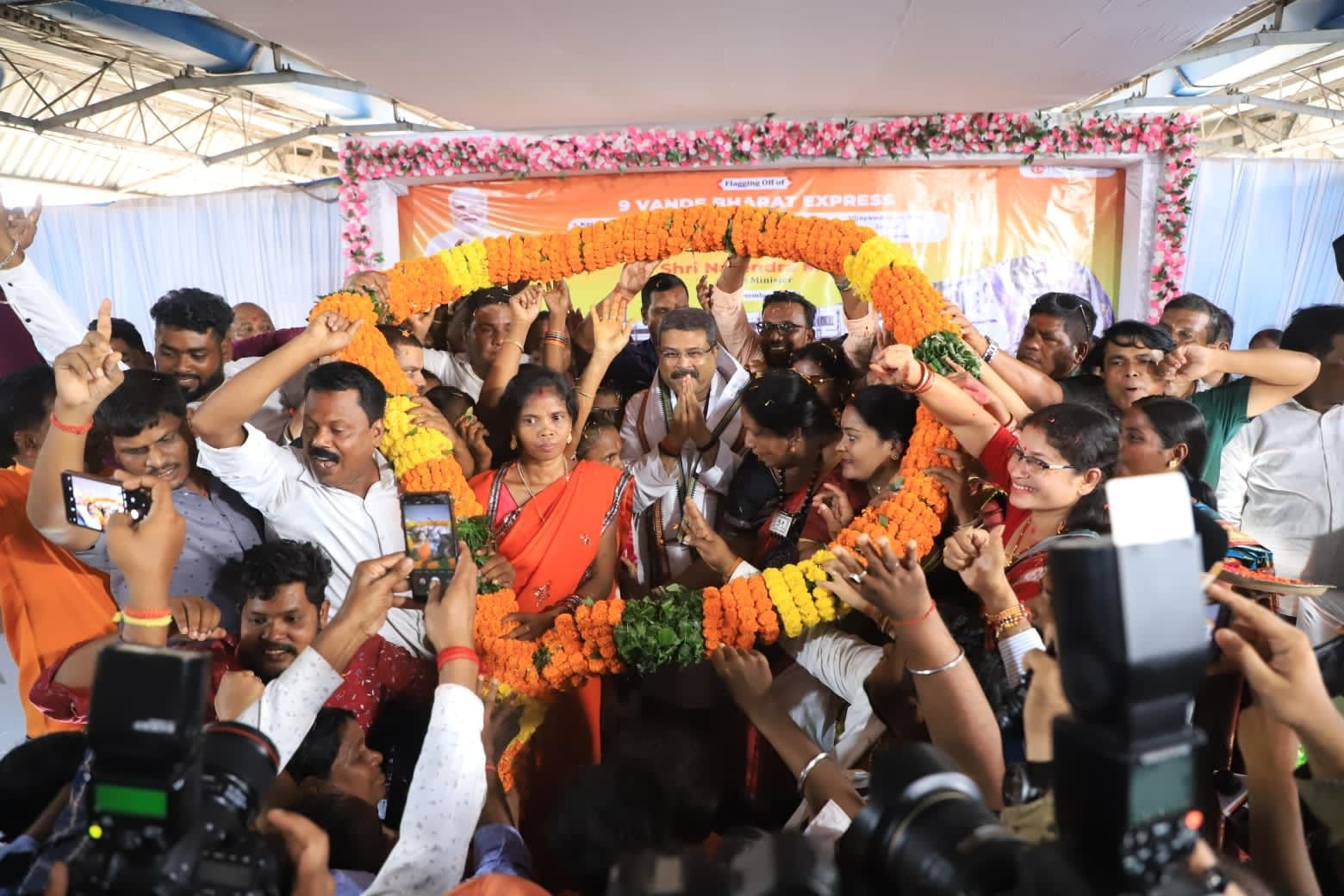 ତାଳଚେର ରୋଡ଼ ଷ୍ଟେସନରେ କେନ୍ଦ୍ରମନ୍ତ୍ରୀ ଧର୍ମେନ୍ଦ୍ର ପ୍ରଧାନଙ୍କୁ ବିପୁଳ ସମ୍ବର୍ଦ୍ଧନା