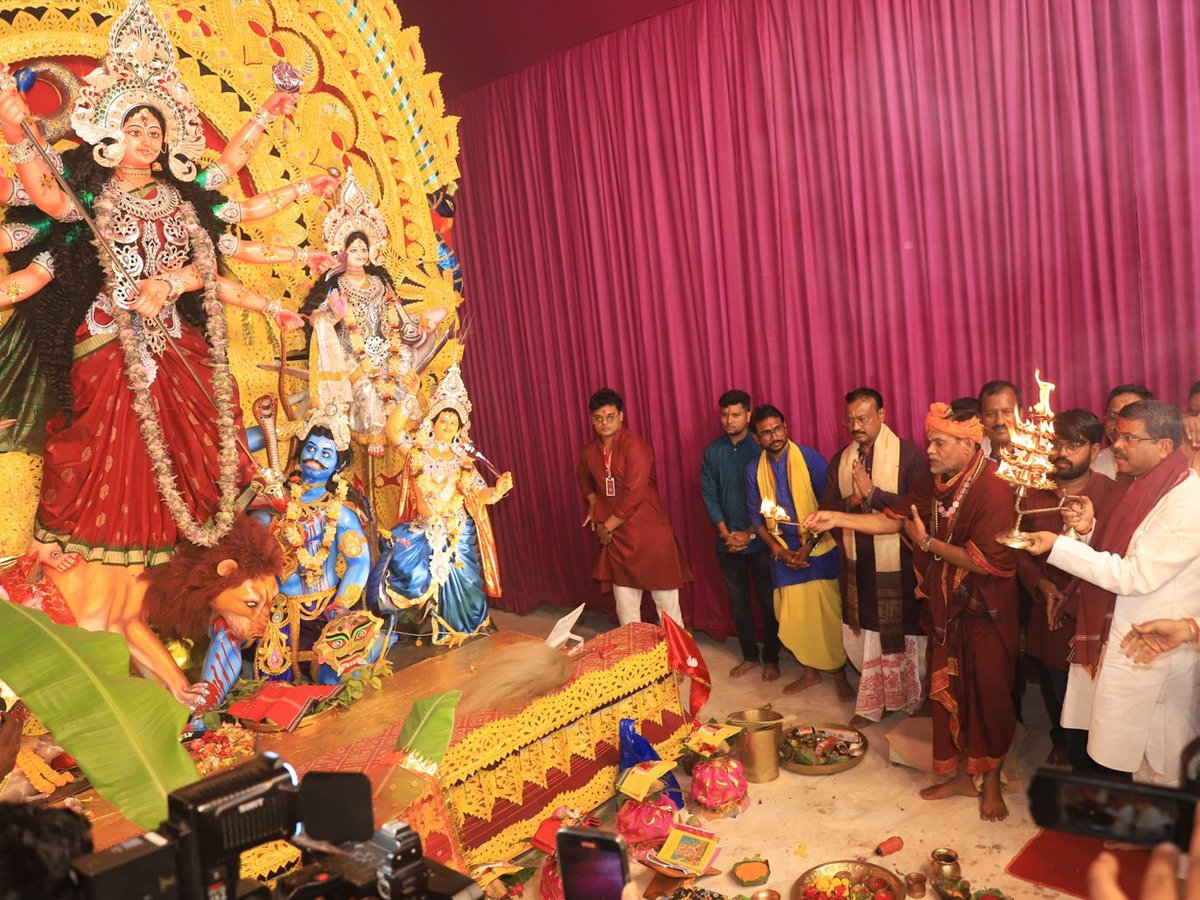 Angul News: ଅନୁଗୋଳରେ ବିଭିନ୍ନ ପୂଜା ମଣ୍ଡପ ବୁଲିଲେ କେନ୍ଦ୍ରମନ୍ତ୍ରୀ, ଶକ୍ତି, ମାୟା ଓ ପ୍ରକୃତିର ପ୍ରତୀକ ମା’ ଦୁର୍ଗା: ଧର୍ମେନ୍ଦ୍ର ପ୍ରଧାନ