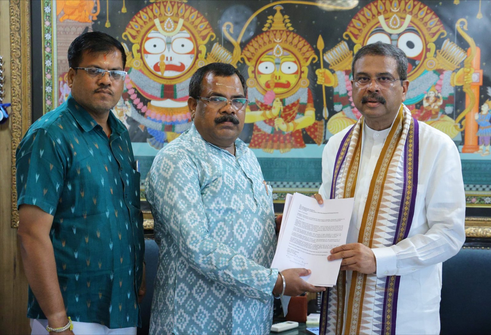 ଅଞ୍ଚଳର ବିଭିନ୍ନ ସମସ୍ୟା ନେଇ କେନ୍ଦ୍ର ଶିକ୍ଷାମନ୍ତ୍ରୀ ଓ ସାଂସଦଙ୍କୁ ଭେଟିଲେ ପୂର୍ବତନ ଭାଜପା ଜିଲ୍ଲା ସଭାପତି ଓ କୋଷାଧ୍ୟକ୍ଷ