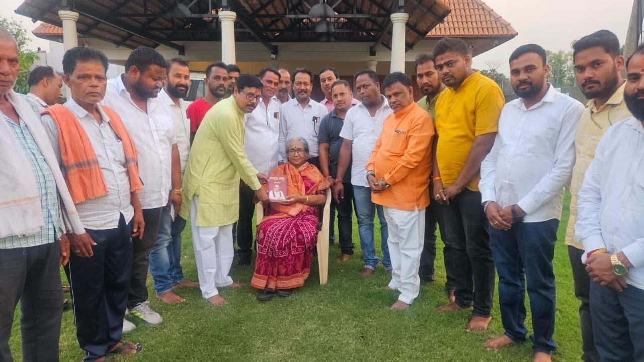 ଡ଼ା ଦେବେନ୍ଦ୍ର ପ୍ରଧାନ ଙ୍କ ସହଧମିଣୀ ଙ୍କୁ ଡାକ୍ତର ବାବୁ ପୁସ୍ତକ ପ୍ରଦାନ କଲେ ଏହାର ରଚୟିତା କାଳନ୍ଦି ସାମଲ